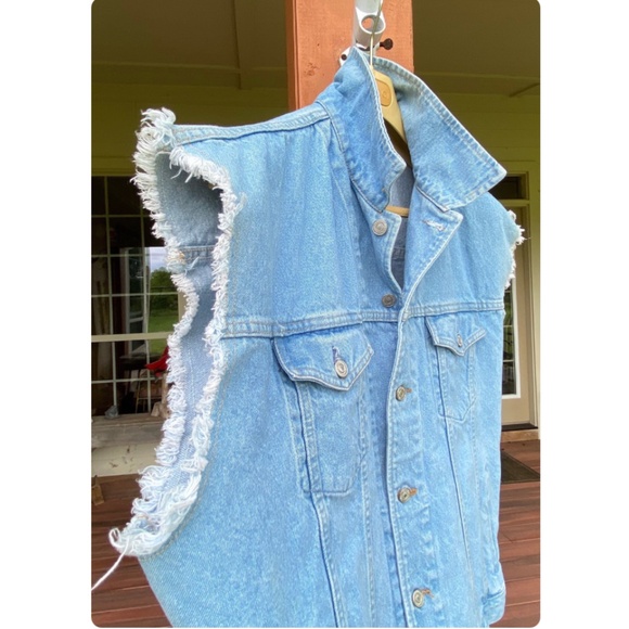 Vintage International Denim Light Wash Vest • Button Front • Trucker Fit - M/L - Picture 3 of 10